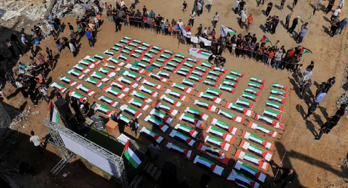 اكبر تشييع في التاريخ الفلسطيني المعاصر.. غزةتودع بالورود 112 شهيداً انتُشلت جثامينهم من تحت الركام